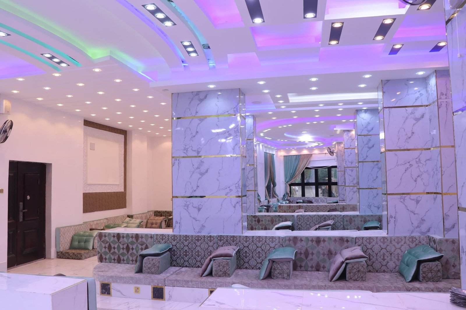 صالة   في اب